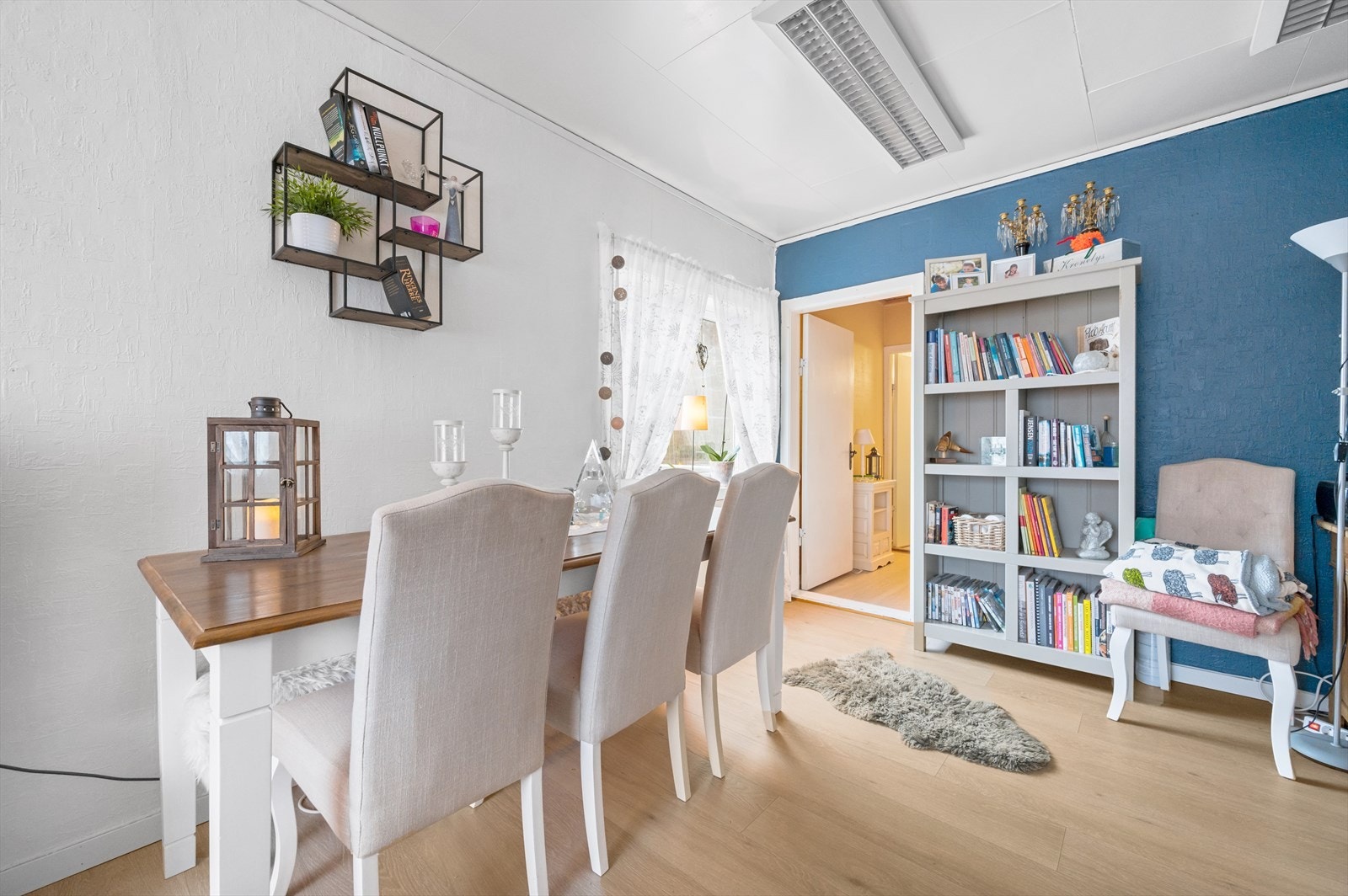 Spisestue 2-roms. Galleribilde