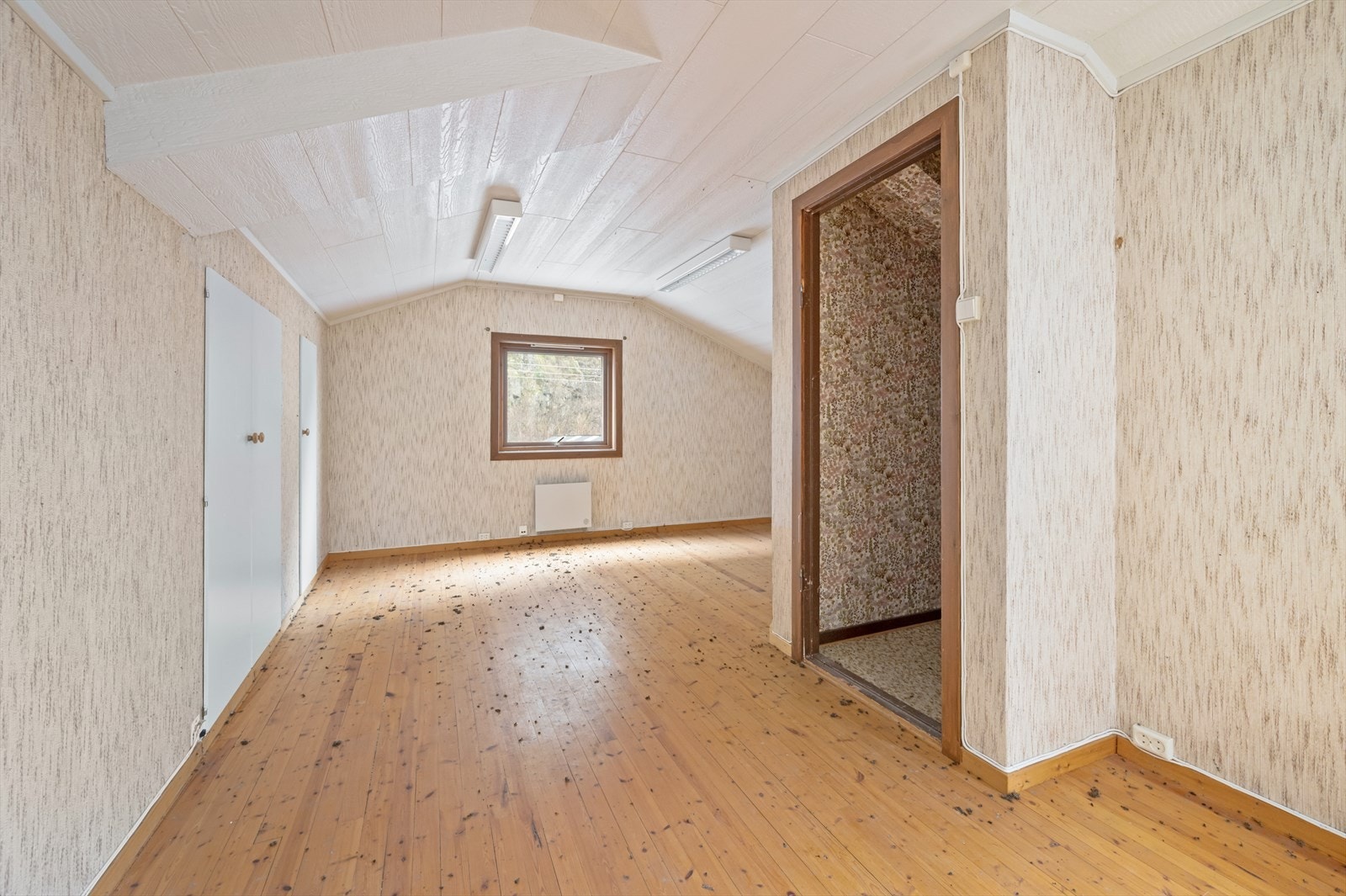 Loftsetasje - plantegning viser ingen tegning av etasje, kun pil opp til loftsleilighet. Galleribilde