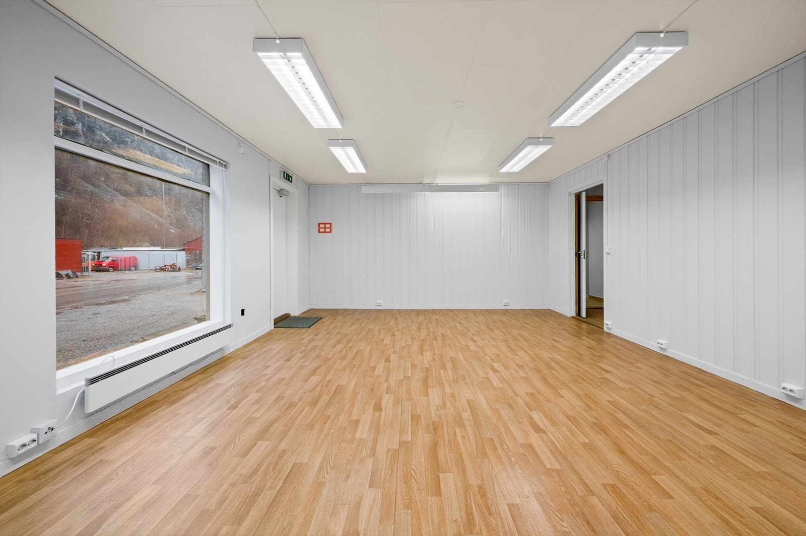 Kontorlokale med egen inngang (godkjent som klasserom) Galleribilde