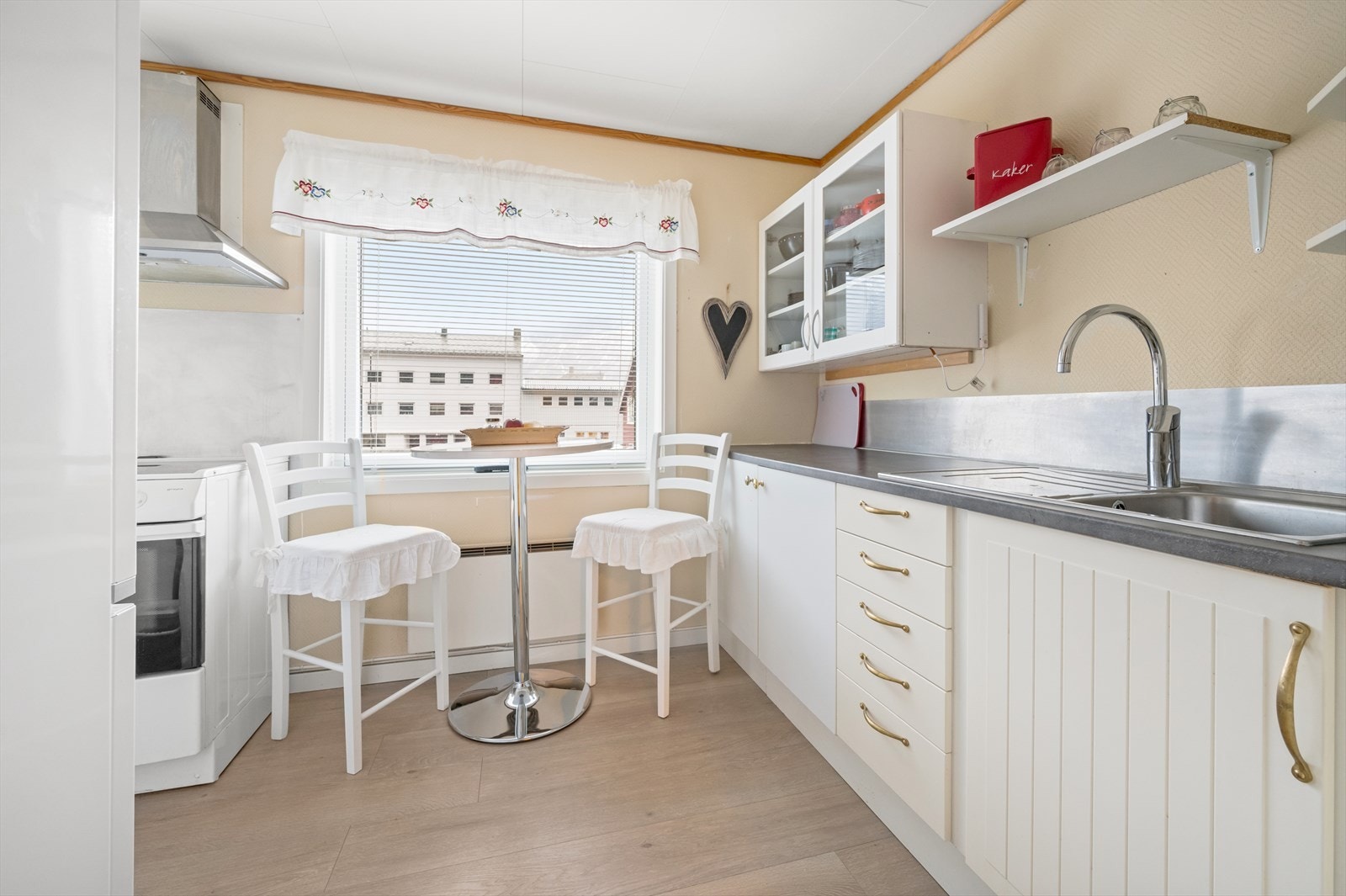 Kjøkken til 2-roms leilighet. Galleribilde