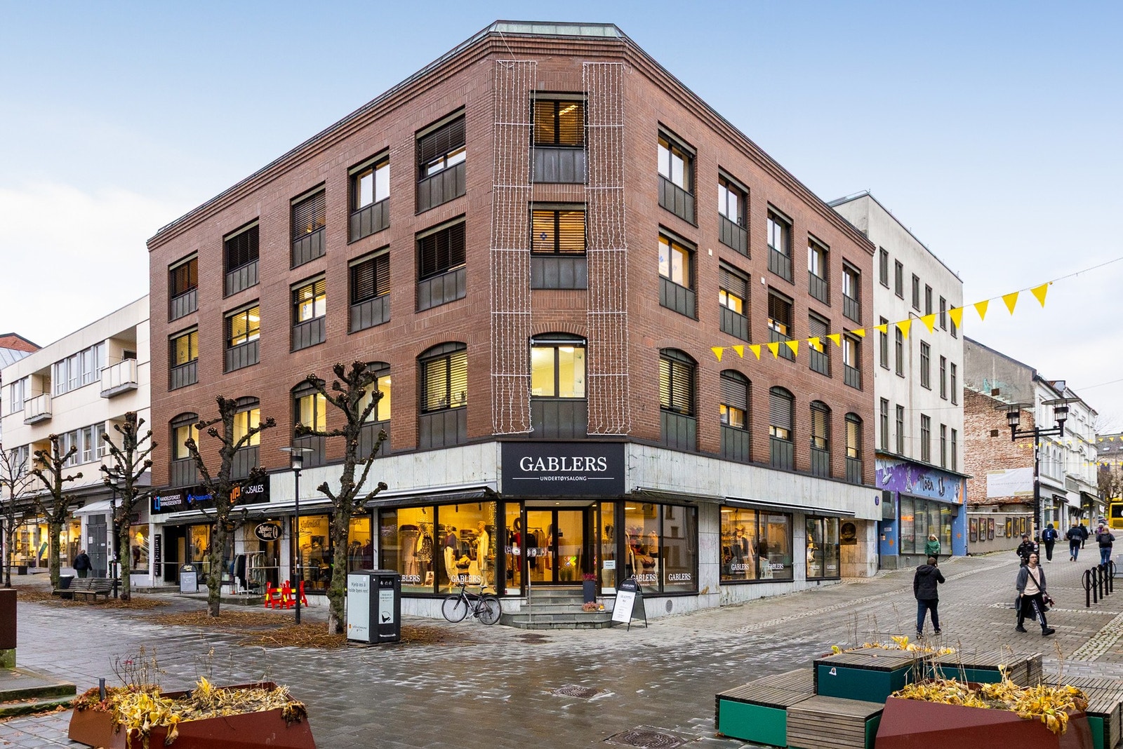 Fantastisk belliggenhet på torget i Skien sentrum - meget god eksponering Galleribilde