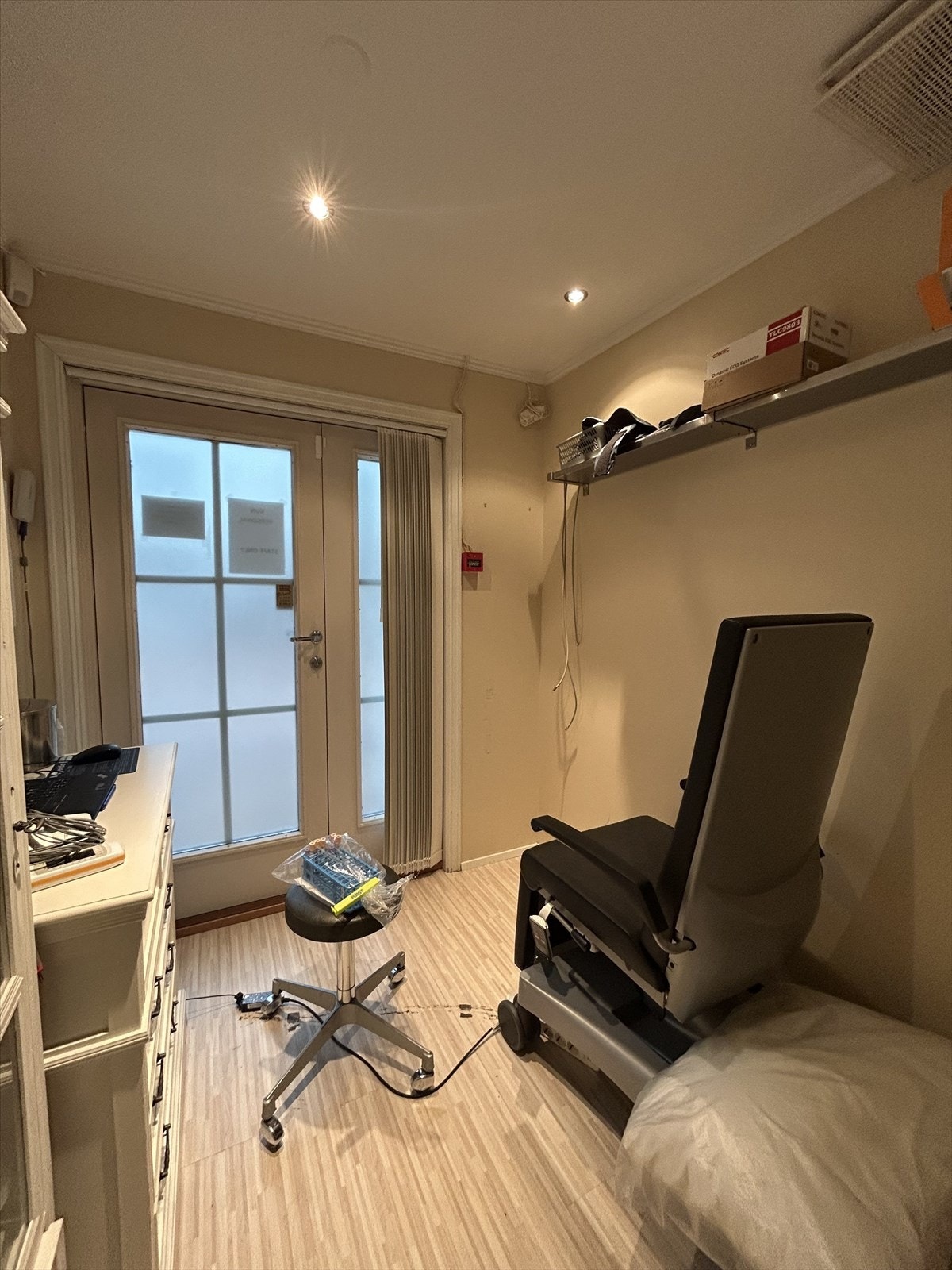 Entrérom med tilkomst til innvendig felles torg, i dag benyttet som behandlingsrom. Galleribilde