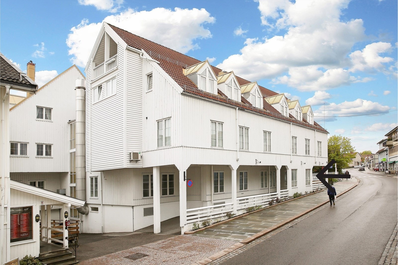 Næringslokalene meget sentralt til i Drøbak. Mye helserelatert virksomhet i øvrige næringsseksjoner i bygget. Galleribilde