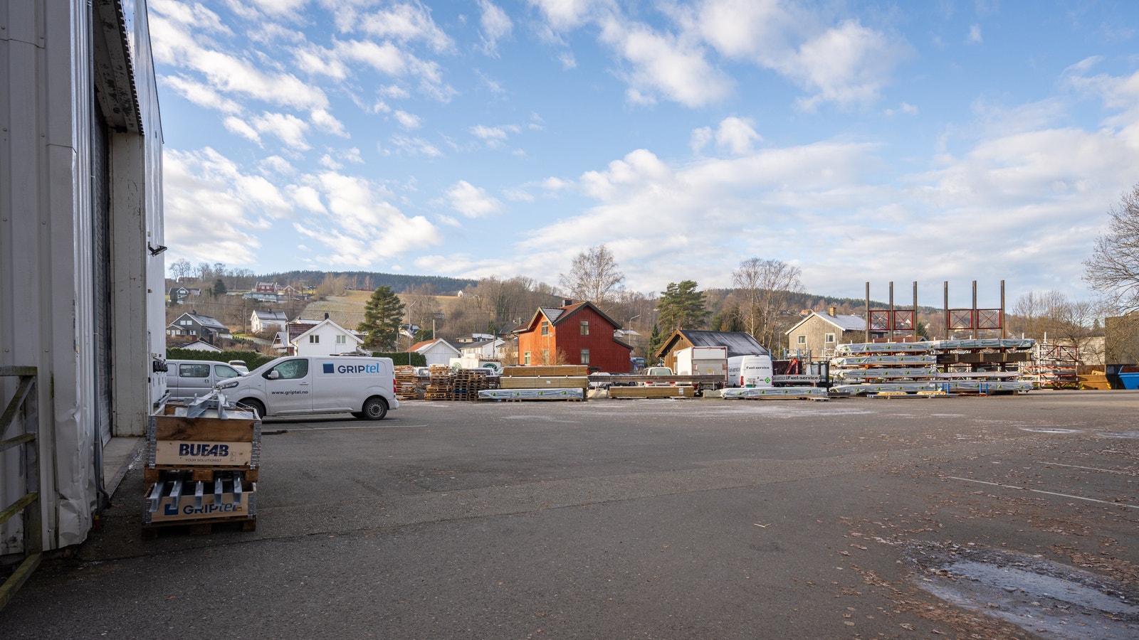 Store områder for parkering og utelagring. Galleribilde