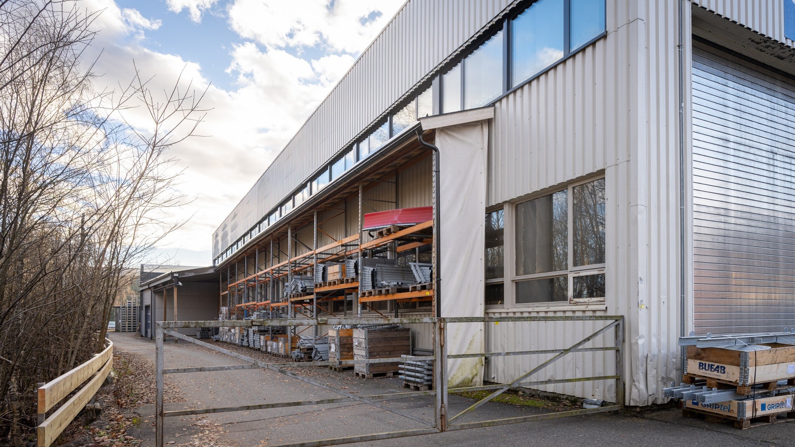 God plass til utelagring under baldakin. Galleribilde