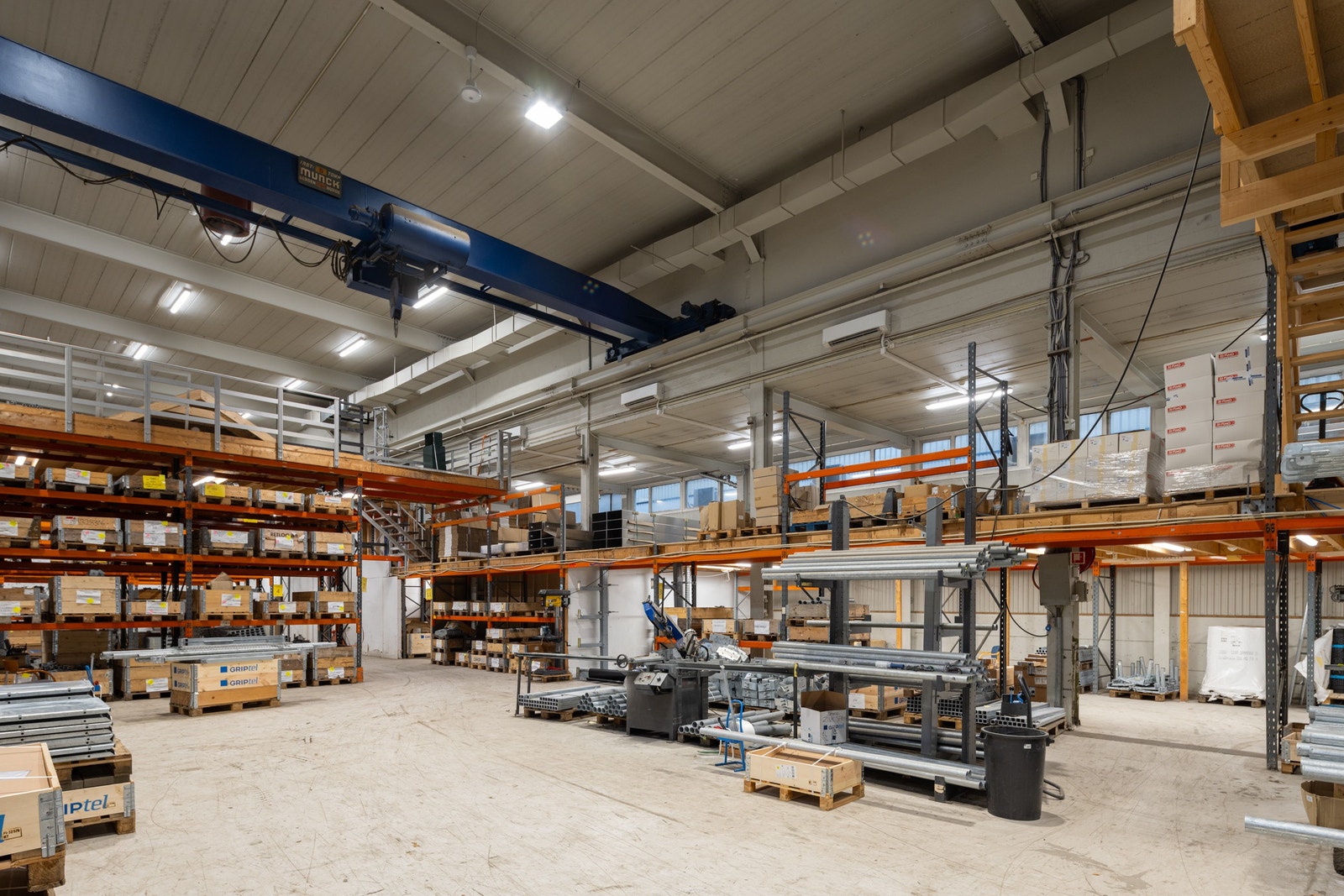 Ca. 8 meter takhøyde og traverskraner. Galleribilde