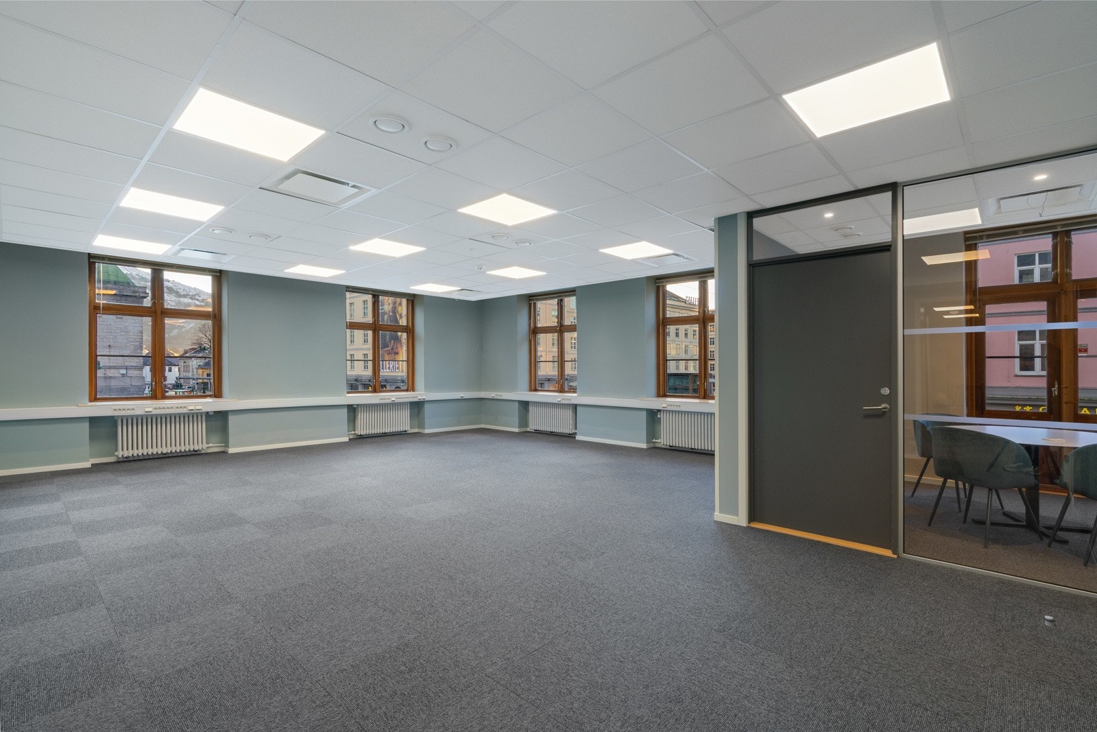 - Innvendig møter du et stort og lyst kontorlandskap med fleksible muligheter for innredning - Galleribilde