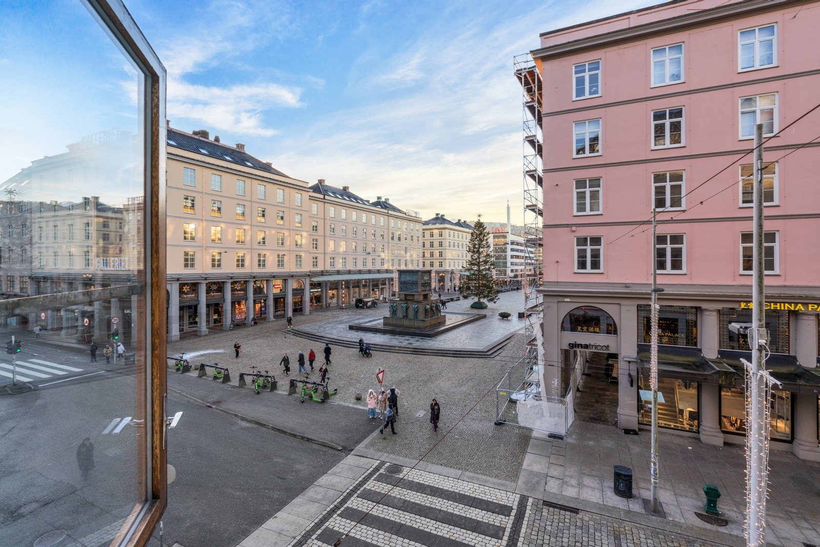 Strandgaten 1 har en av Bergens aller mest attraktive og synlige beliggenheter - midt på Torgallmenningen, byens naturlige samlingspunkt. Galleribilde