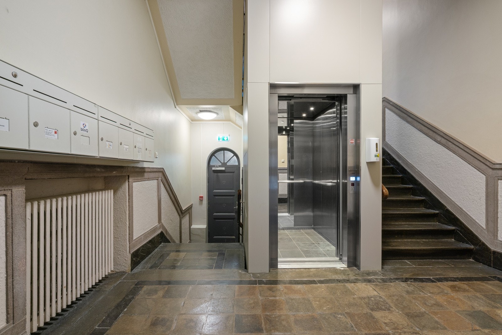 - Bygget har heisadkomst og en representativ oppgang som gir et solid førsteinntrykk for både ansatte og besøkende - Galleribilde