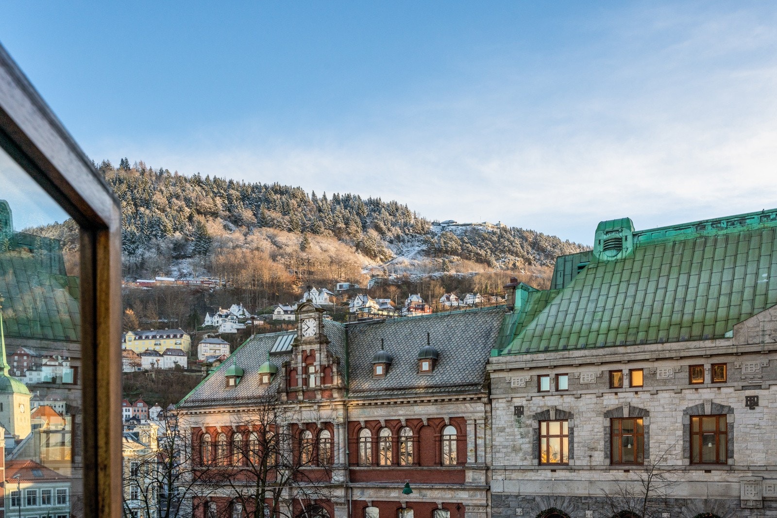 Bybanen, bussforbindelser og taxi er bare noen få meter unna, og området byr på et yrende byliv gjennom hele dagen. Galleribilde