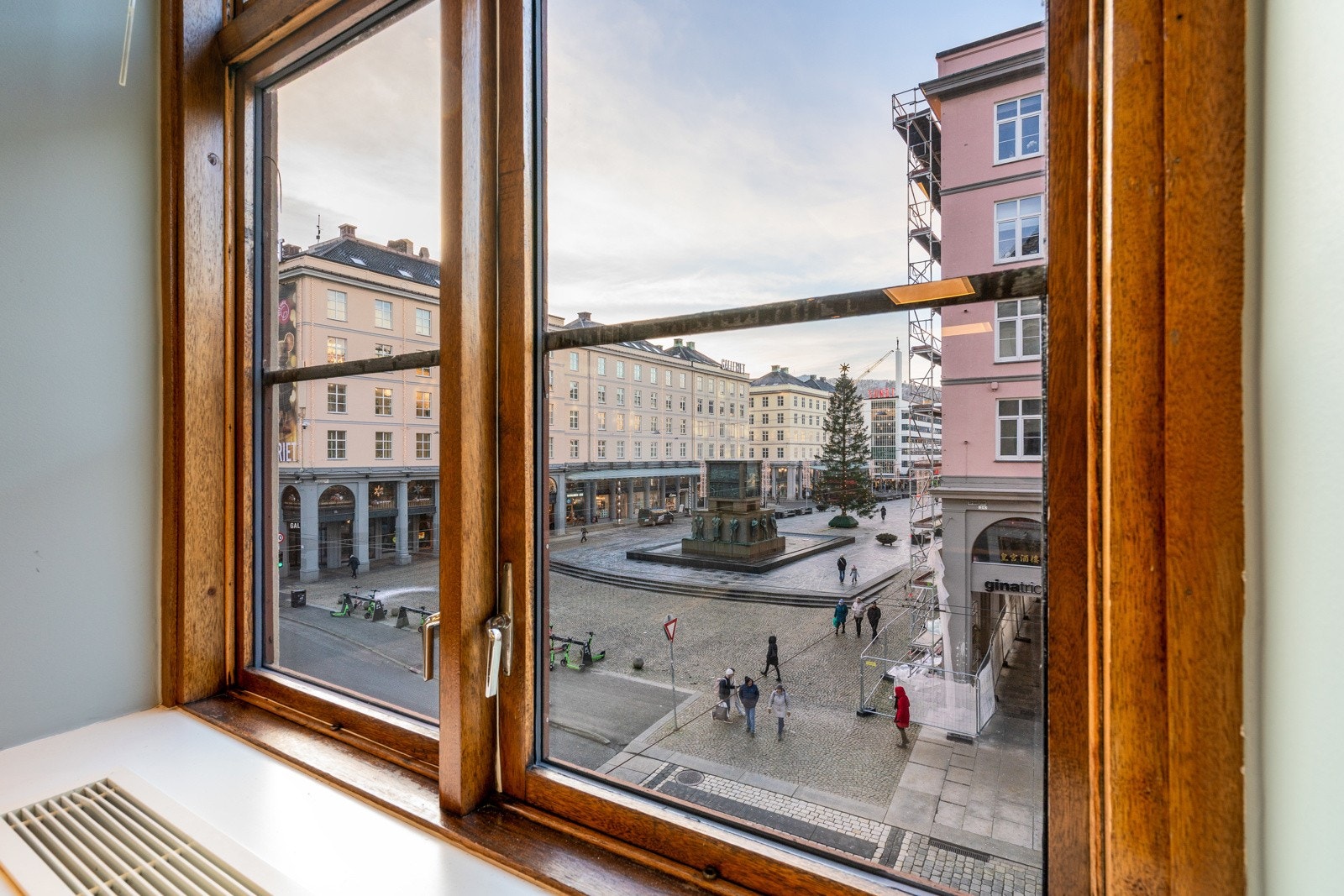 - Store vinduer som gir rikelig dagslys og flott utsikt over byens mest sentrale plass - Galleribilde