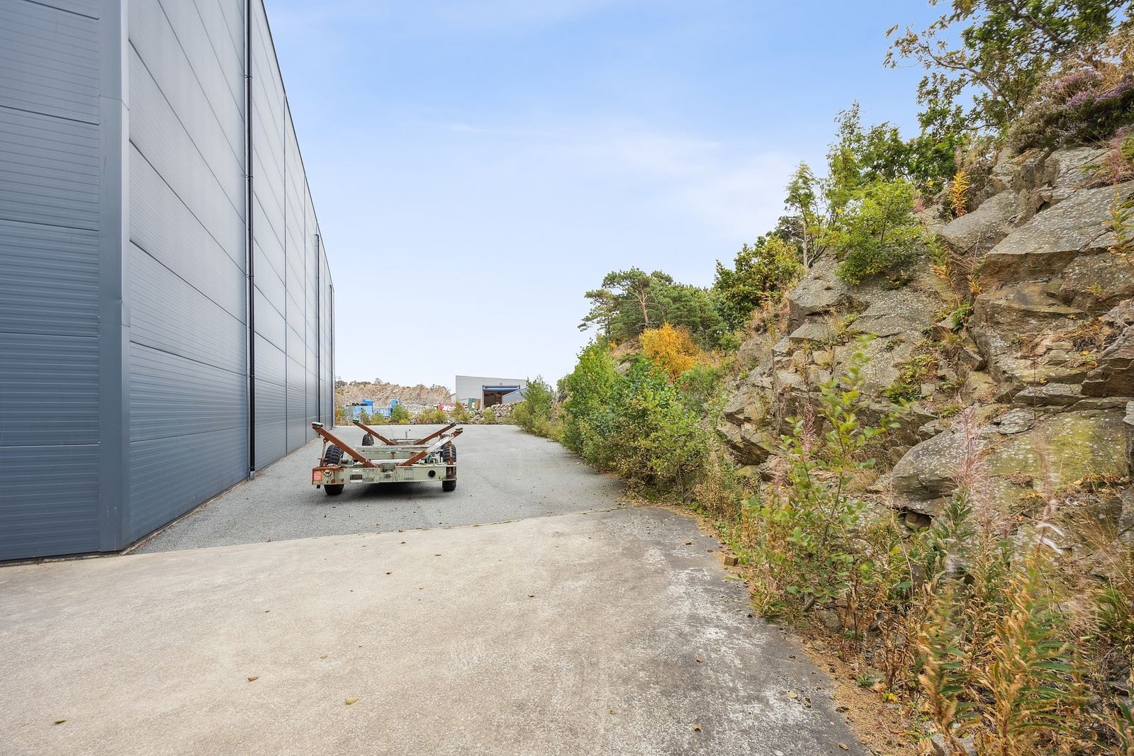 Mot tomtegrense sør - enkel adkomst for større kjøretøy Galleribilde