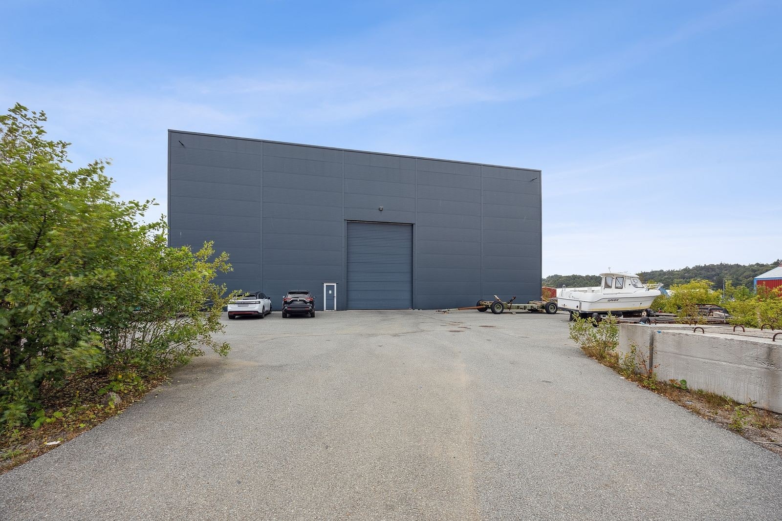 Stor bred port på byggets kortside, mulighet for gjennomkjøring Galleribilde