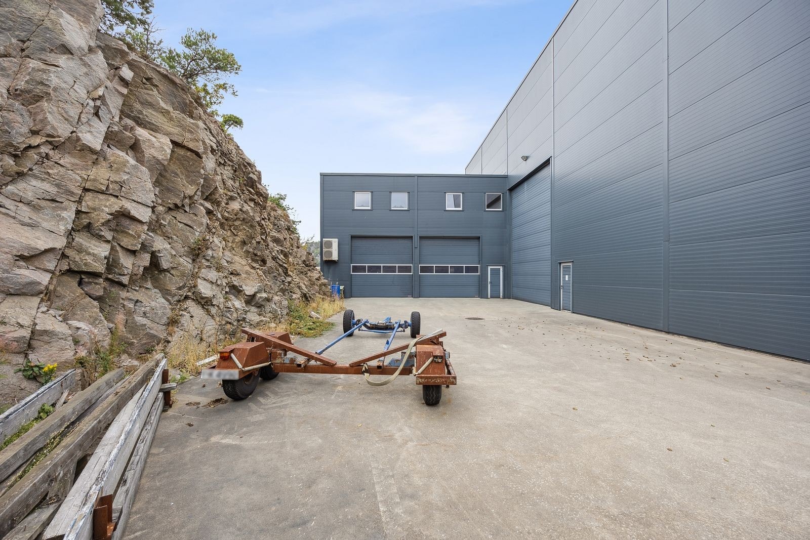 Verksteddel med to porter Galleribilde