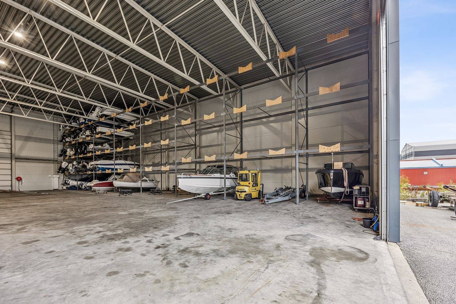 Åpen hall med ulike muligheter for lager eller produksjon Galleribilde