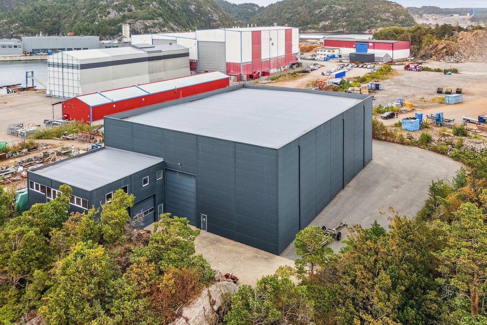 Bygget ligger sentralt plassert like ved Umoe sitt anlegg på Gismerøya Galleribilde