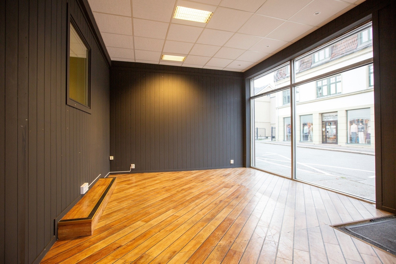 Lokalene er i dag delt opp til flere leietagere, men kun lett vegger. Galleribilde