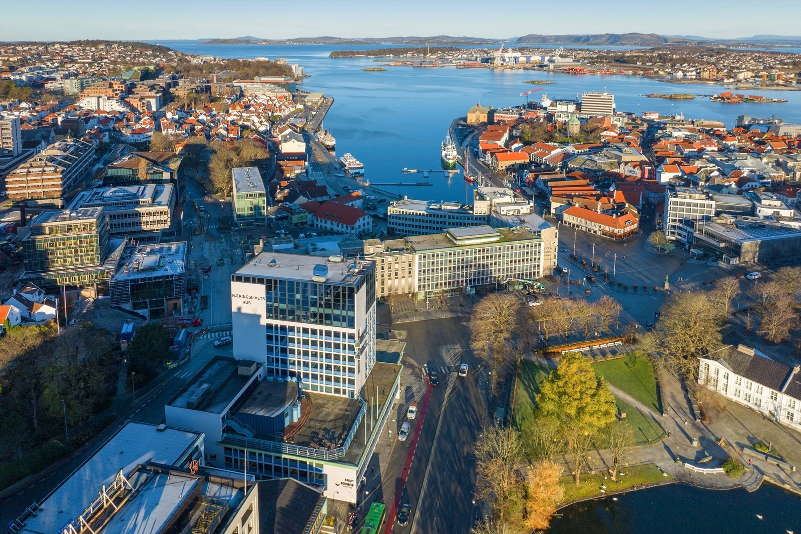 Moderne byliv med nærhet til sjøen, omgitt av historiske bygninger og grøntområder. Perfekt for de som ønsker urban livsstil. Galleribilde