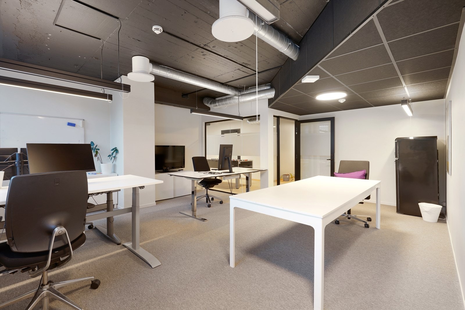 Moderne kontorlokale med stilrent design og god takhøyde. Perfekt for kreativt arbeid i et inspirerende miljø. Galleribilde