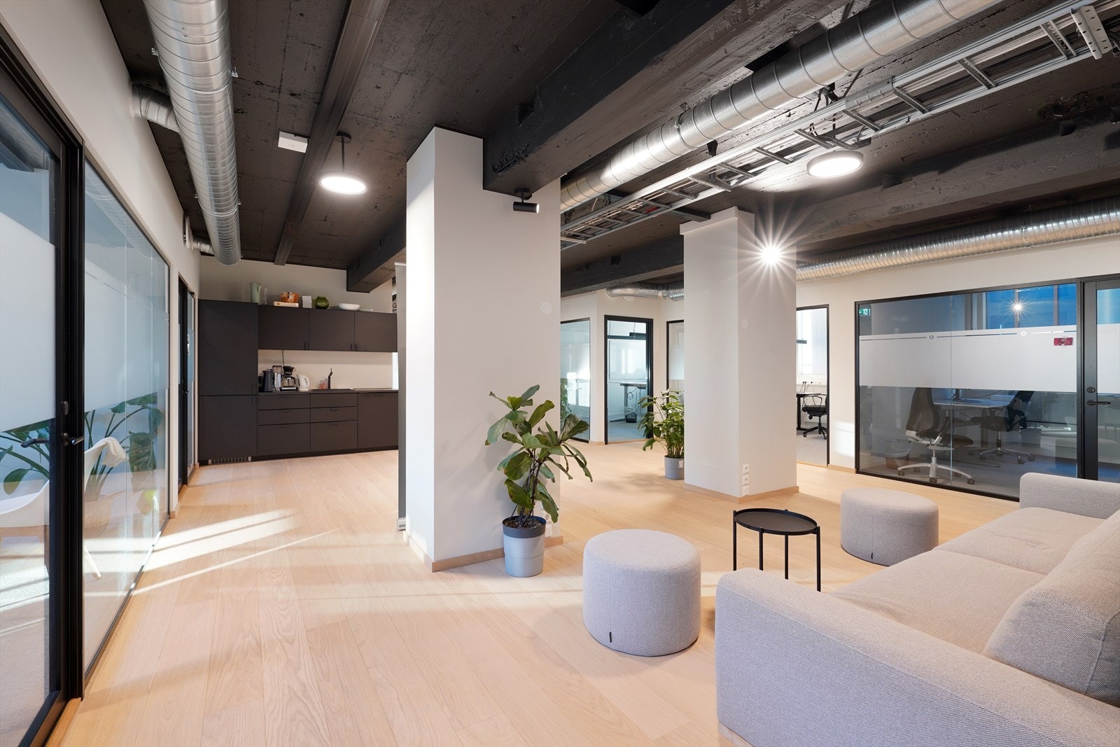 Moderne kontorlokale med kjekk planløsning og stilrent design. Perfekt for kreative bedrifter som ønsker et inspirerende arbeidsmiljø. Galleribilde