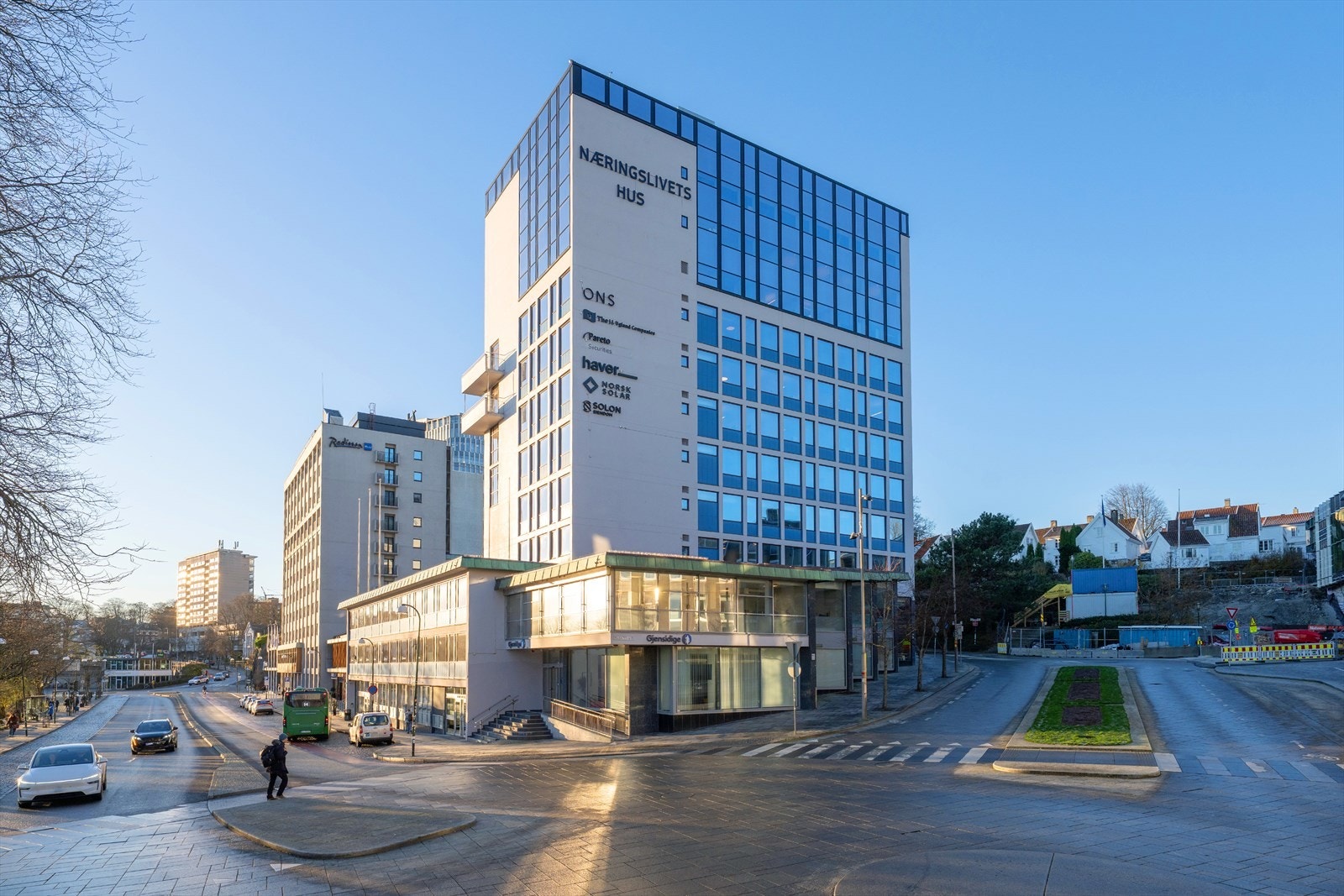 Næringsbygg med sentral beliggenhet, nær kollektivtransport. Ideell for forretningsvirksomhet i et attraktivt område. Flott utsikt og gode fasiliteter. Galleribilde