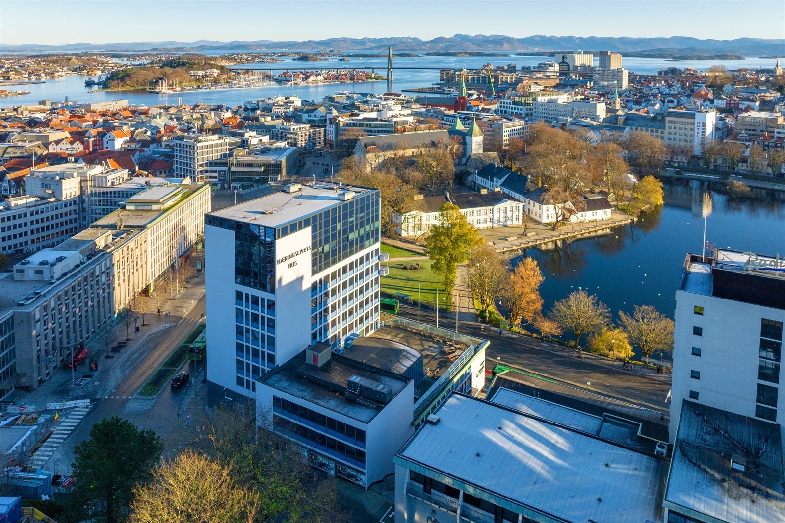 Sentral beliggenhet med flott utsikt over byen, nærhet til fjord, parker og kulturtilbud. Perfekt for bylivsentusiaster. Galleribilde