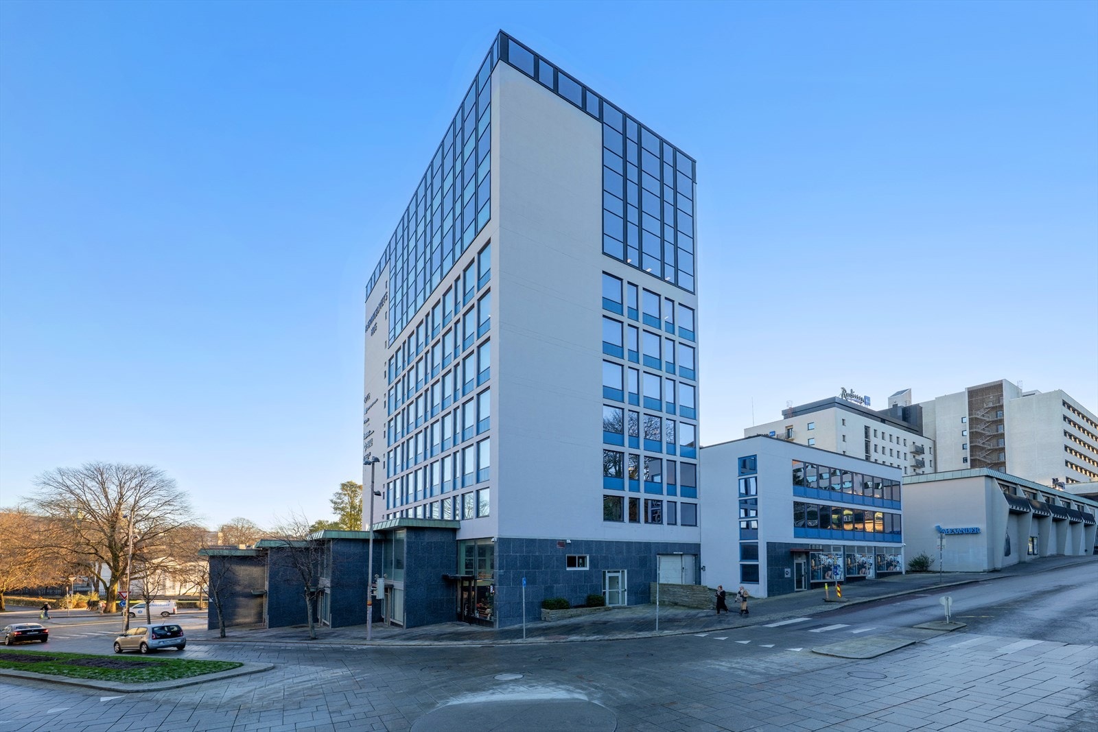 Sentral beliggenhet, nær fasiliteter og offentlig transport. Perfekt for urbane livsstilssøkere og bedrifter. Flott utsikt og arkitektur. Galleribilde