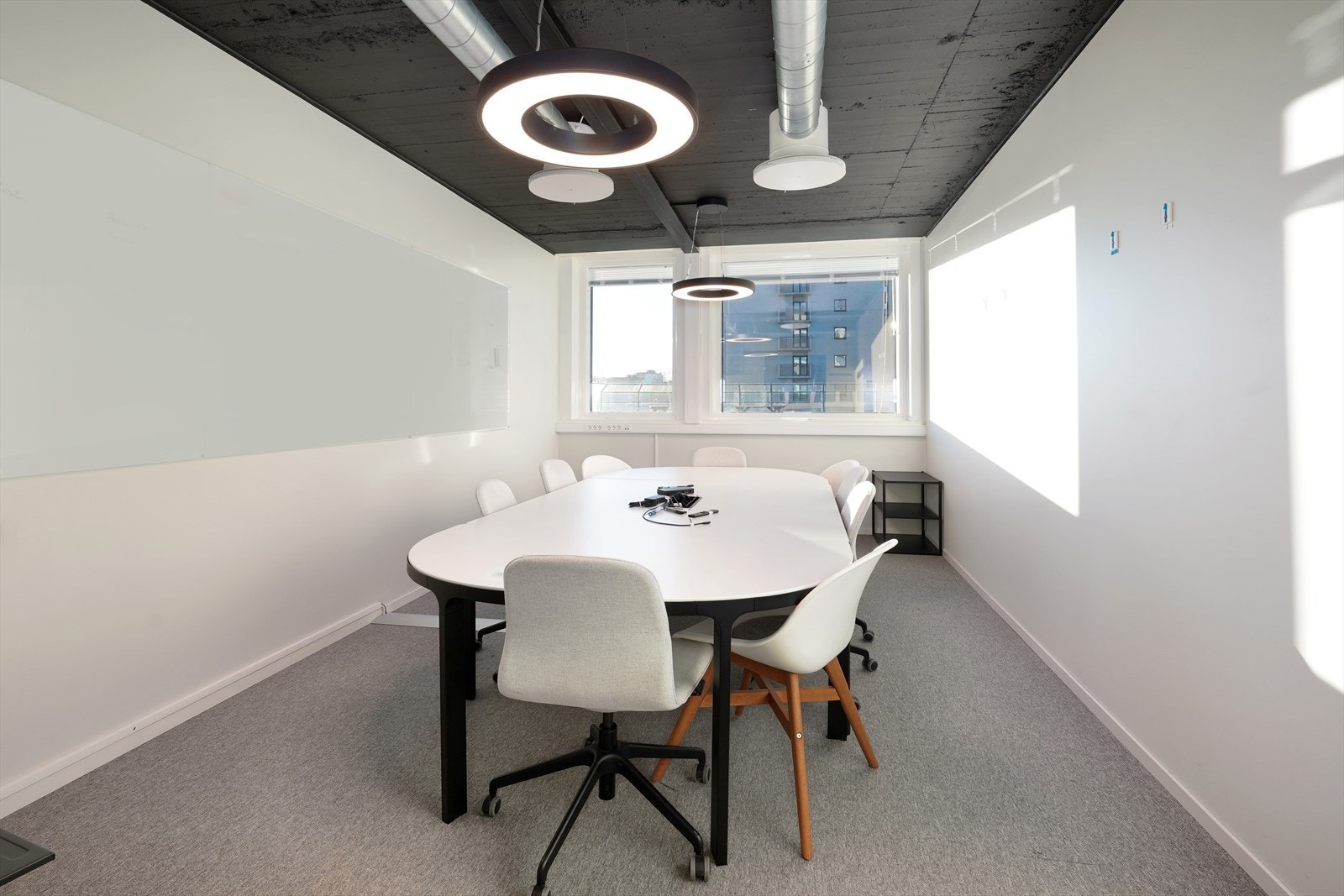 Lyst og moderne møterom med god takhøyde og store vinduer som gir naturlig lys. Perfekt for kreative møter. Galleribilde