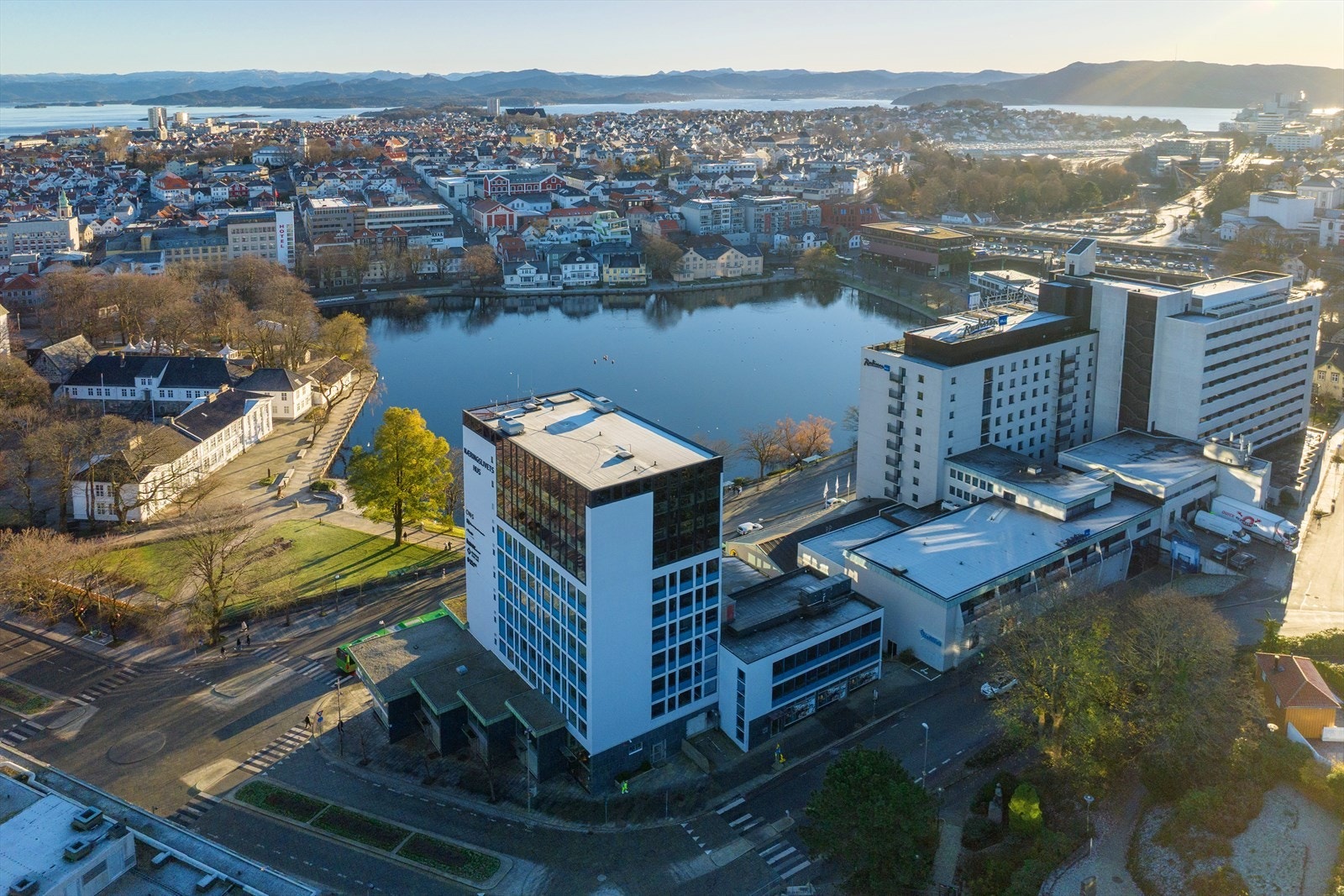 Moderne lokaler med fantastisk utsikt over byen og vannet. Sentralt plassert nær butikker, kafeer og rekreasjonsområder. Galleribilde