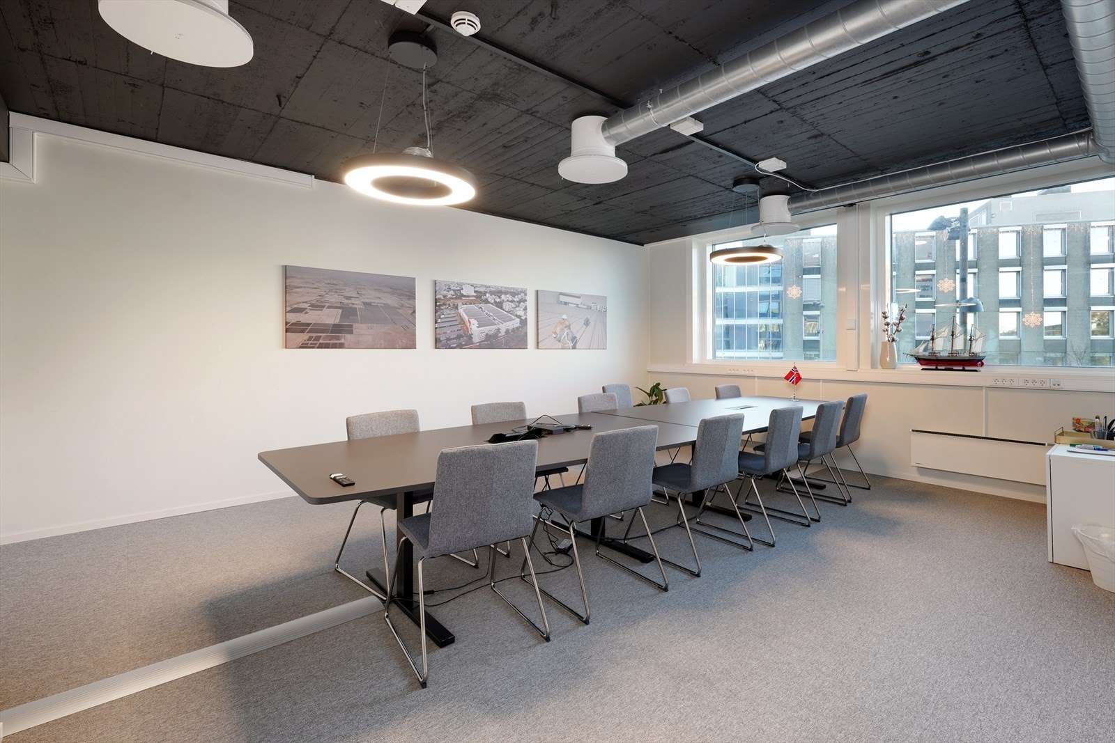 Lyst møterom med moderne detaljer og utsikt mot bygårder. Perfekt for effektive møter i profesjonelle omgivelser. Galleribilde