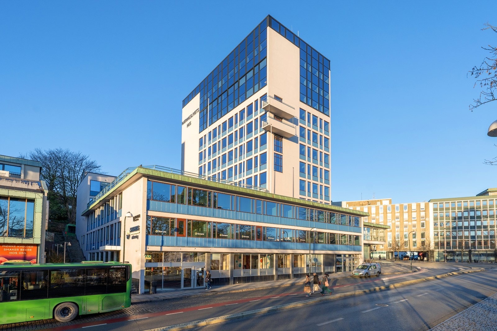 Moderne næringsbygg med sentral beliggenhet, nær kollektivtransport og byens fasiliteter. Perfekt for bedrifter som ønsker synlighet og tilgjengelighet. Galleribilde