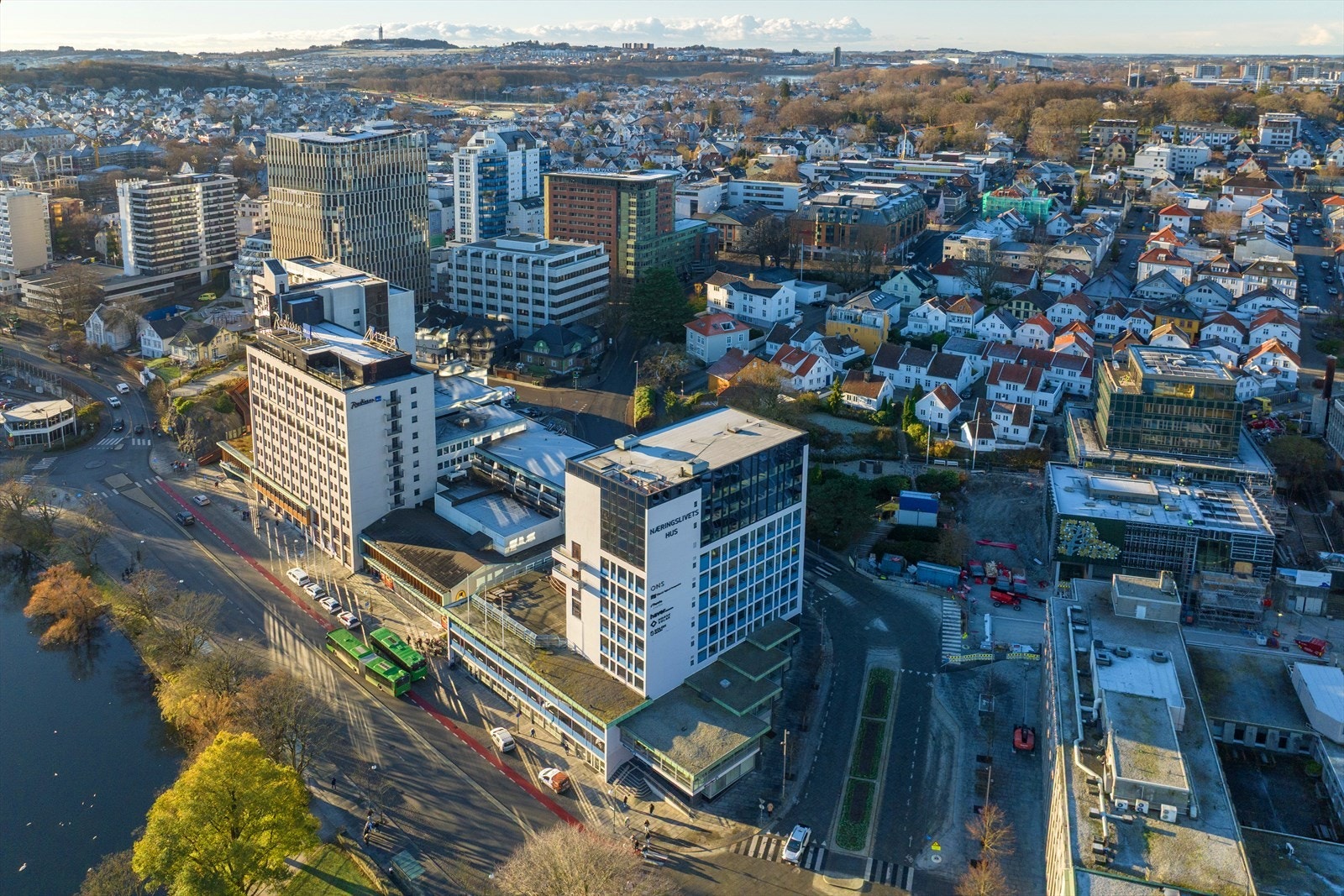 Moderne byliv i Stavanger sentrum, omgitt av vakker natur og nærhet til fasiliteter. Perfekt beliggenhet. Foto; Ferran Compte Lobera Galleribilde