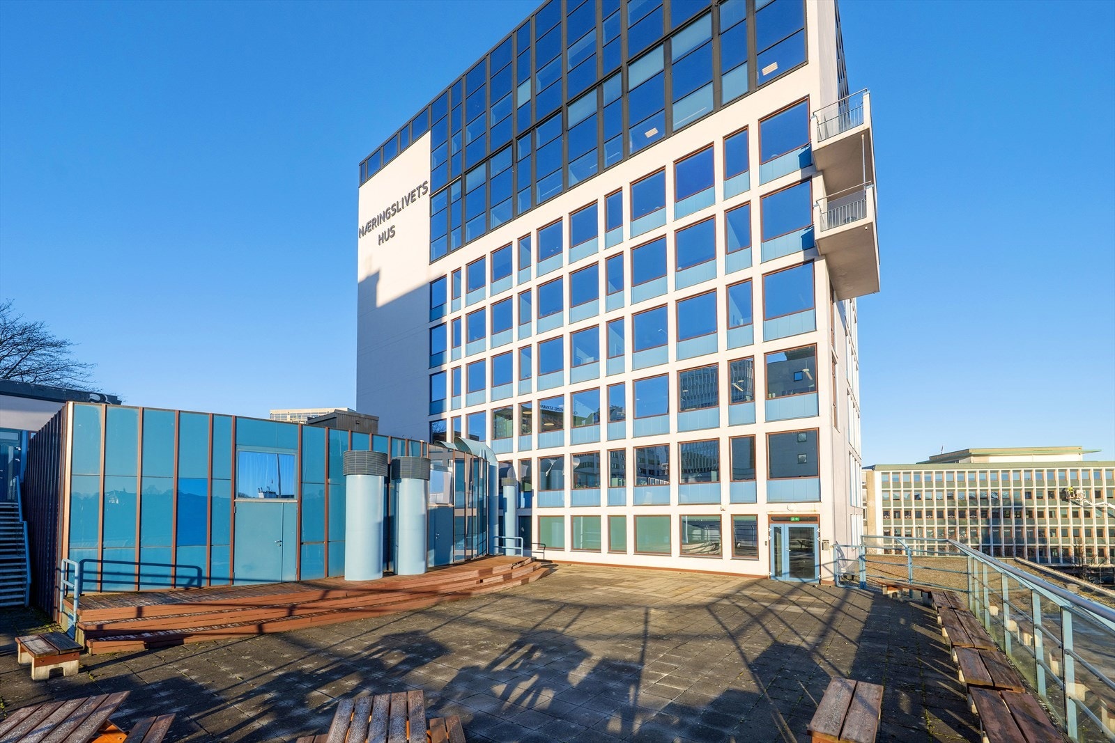 Næringsbygg med sentral beliggenhet, romslig uteområde, og flott utsikt. Perfekt for bedrifter som ønsker synlighet og tilgjengelighet. Galleribilde