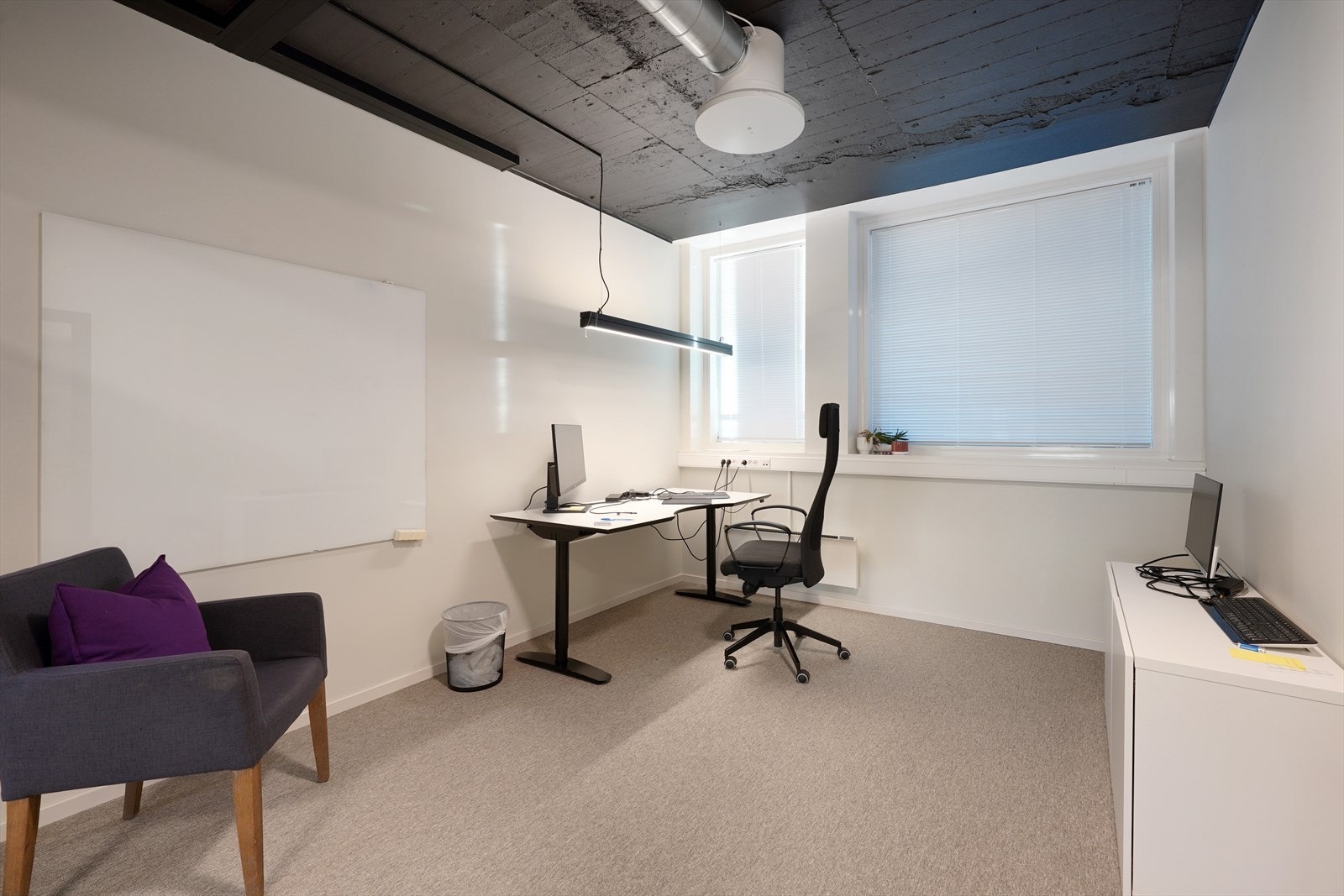 Lyst og moderne arbeidsrom med store vinduer. Perfekt for hjemmekontor eller studieplass. God plass til både skrivebord og oppbevaring. Galleribilde