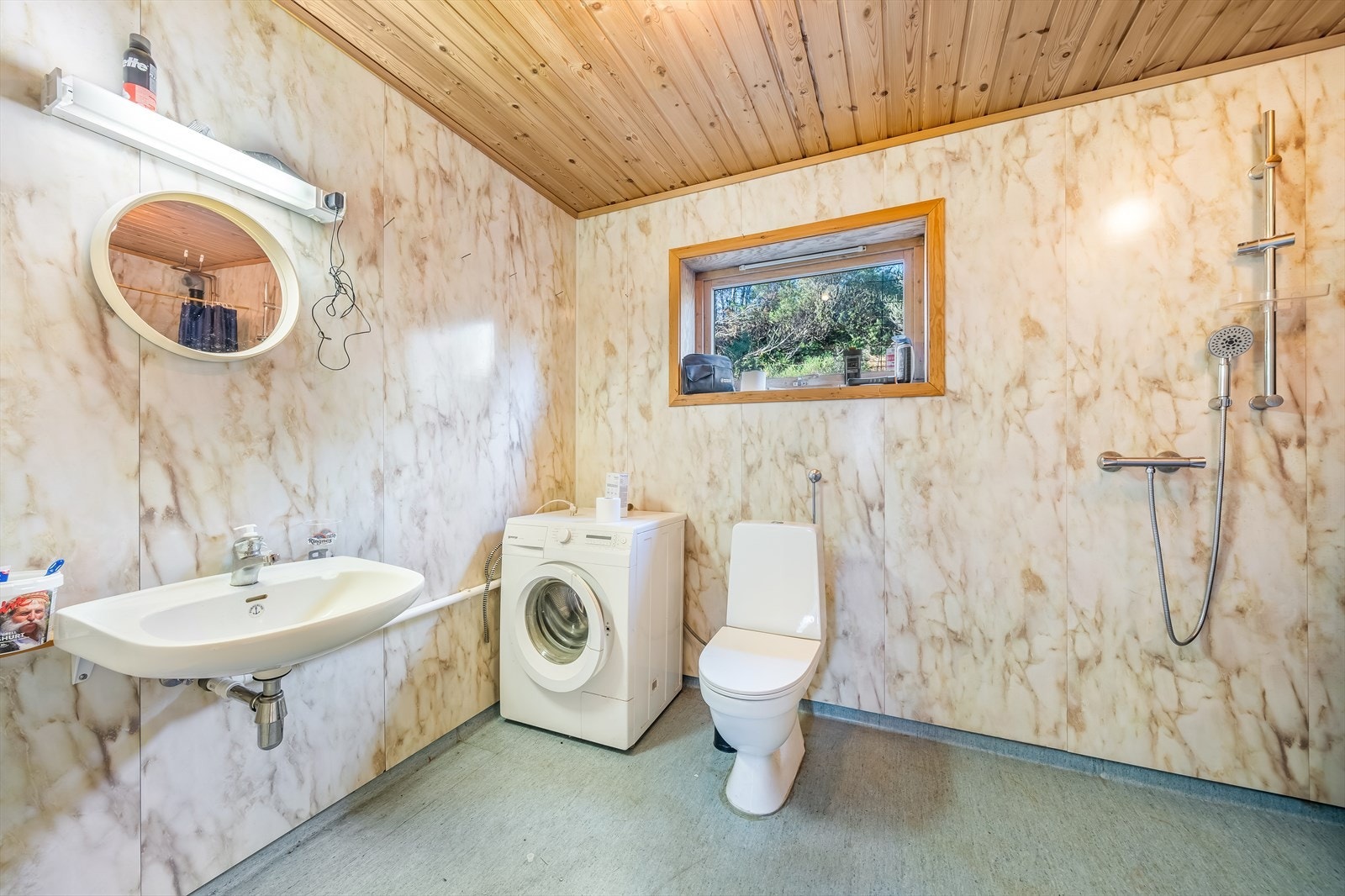 Bad i garasje. Galleribilde