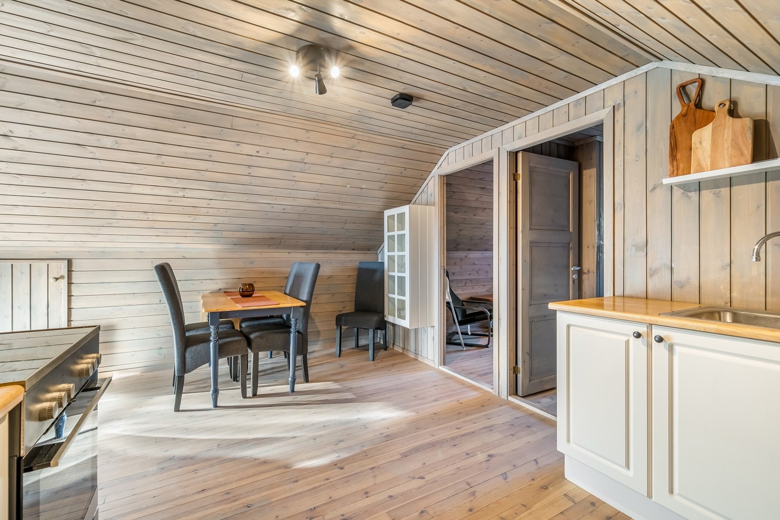 Spisestue i tilknytning til kjøkken. Galleribilde