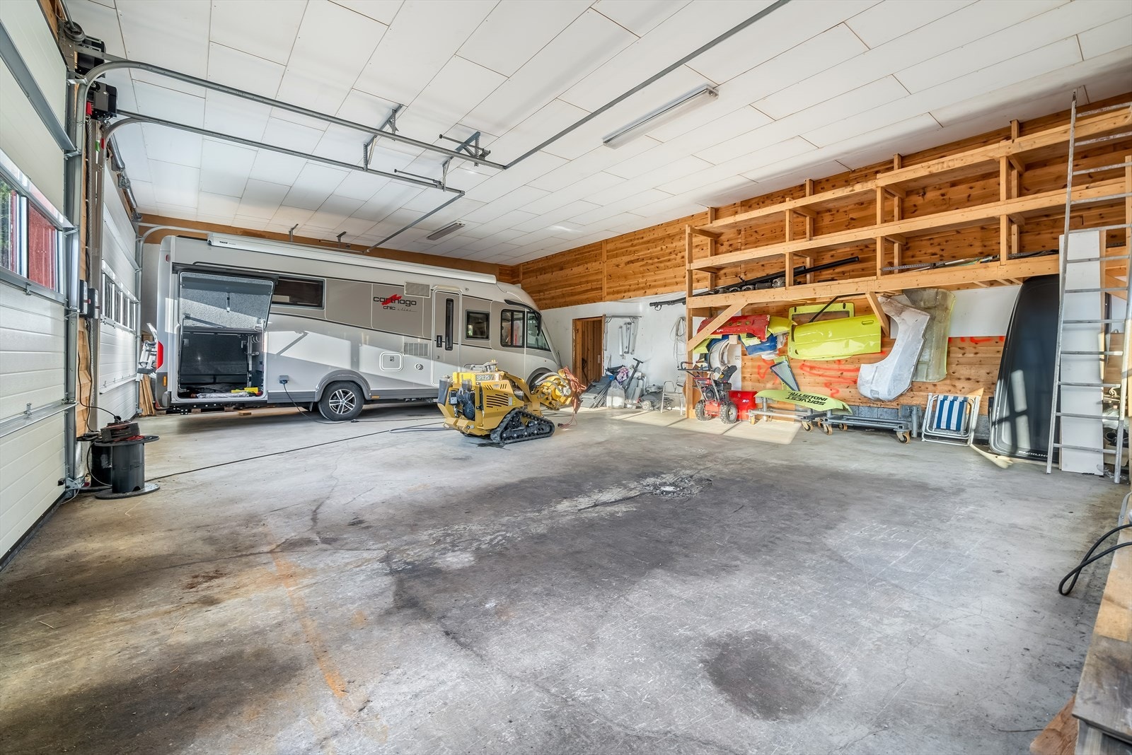 Romslig garasje med bad og spiserom. Galleribilde