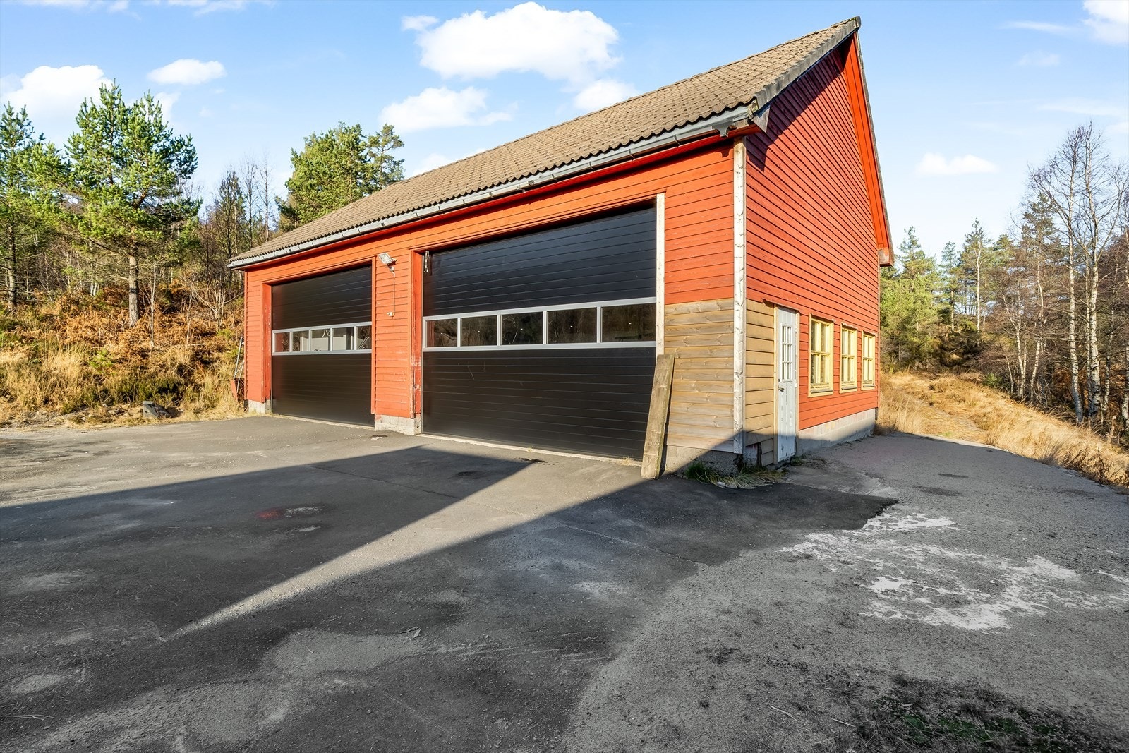 Garasje med to store porter. Galleribilde