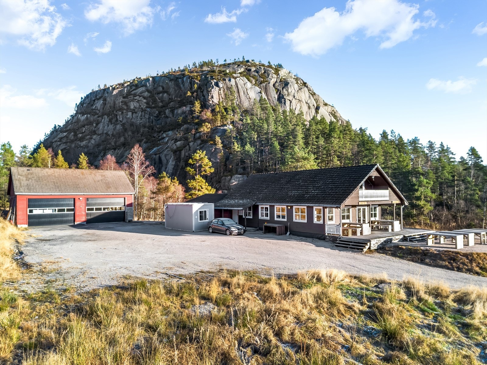 Velkommen til Krågelandsvegen 560! En meget spennende eiendom med stort potensial. Galleribilde