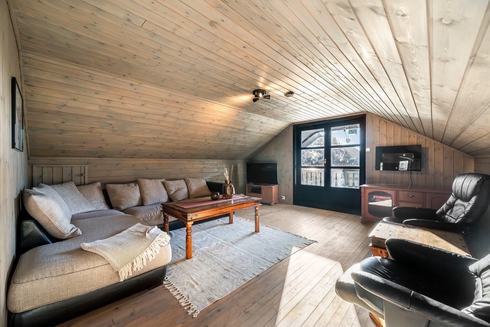 Stue i leiligheten, utgang til balkong. Galleribilde