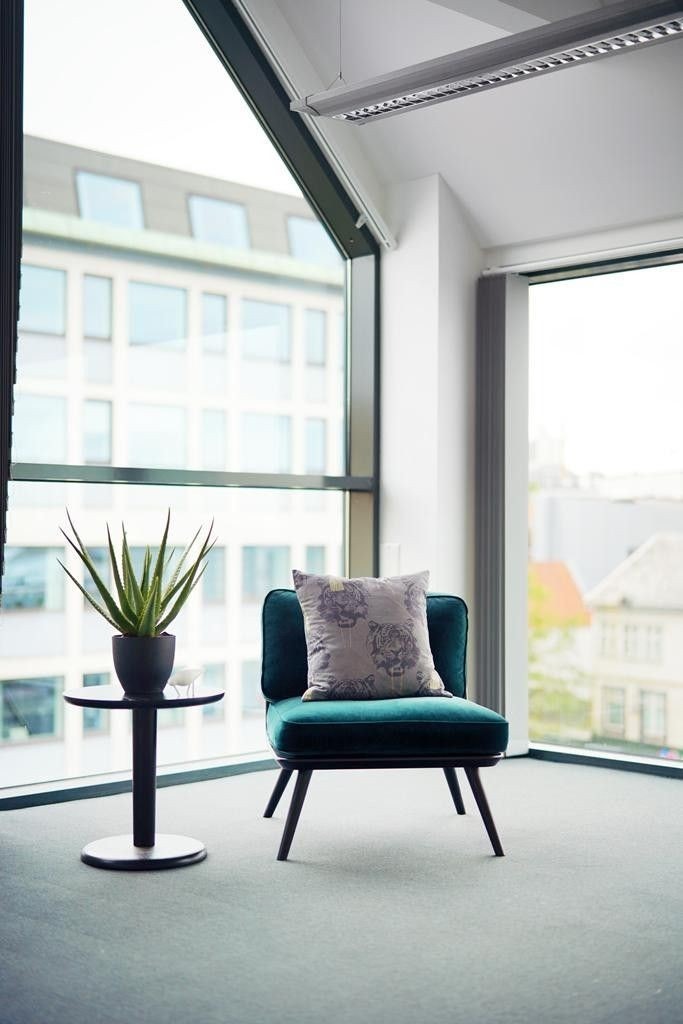 Lys og romslig areal med store vinduer som gir fantastisk utsikt over byen. Perfekt for avslapning og nytelse. Galleribilde