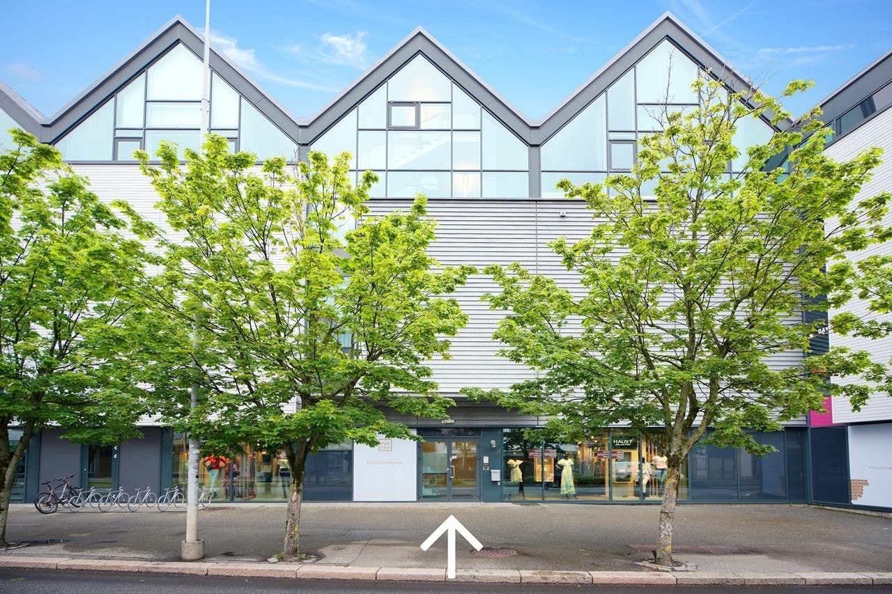 Moderne bygg med attraktiv beliggenhet, store vindusflater og grønne omgivelser. Perfekt for næring eller bolig, nær sentrum. Galleribilde