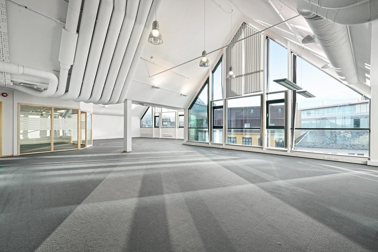 Lys og romslig areal med store vindusflater. Perfekt for kreativ innredning og unik atmosfære. Sentral beliggenhet. Galleribilde