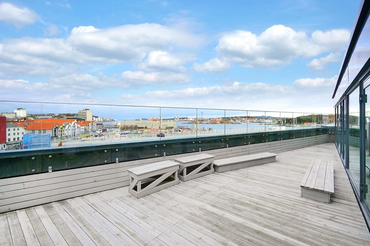 Romslig takterrasse med fantastisk utsikt over byen og sjøen. Perfekt for avslapning og sosiale sammenkomster. Galleribilde