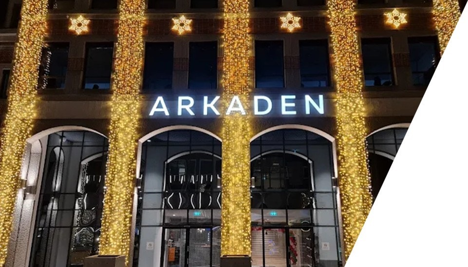 Julepyntet fasade mot gågata Galleribilde