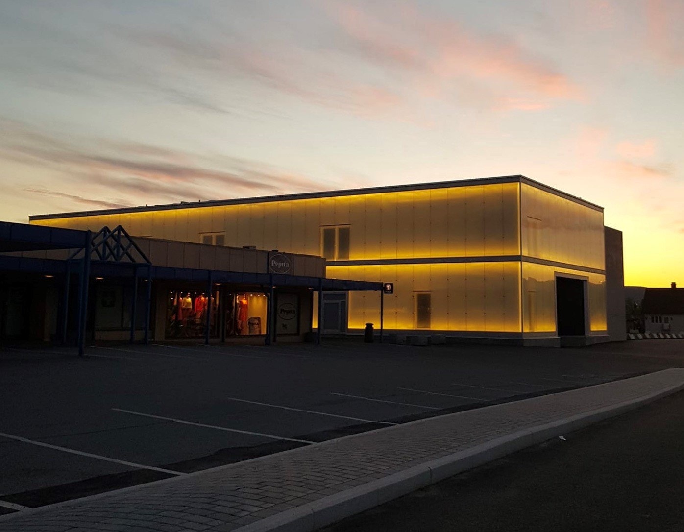 Belyst fasade kveldstid Galleribilde