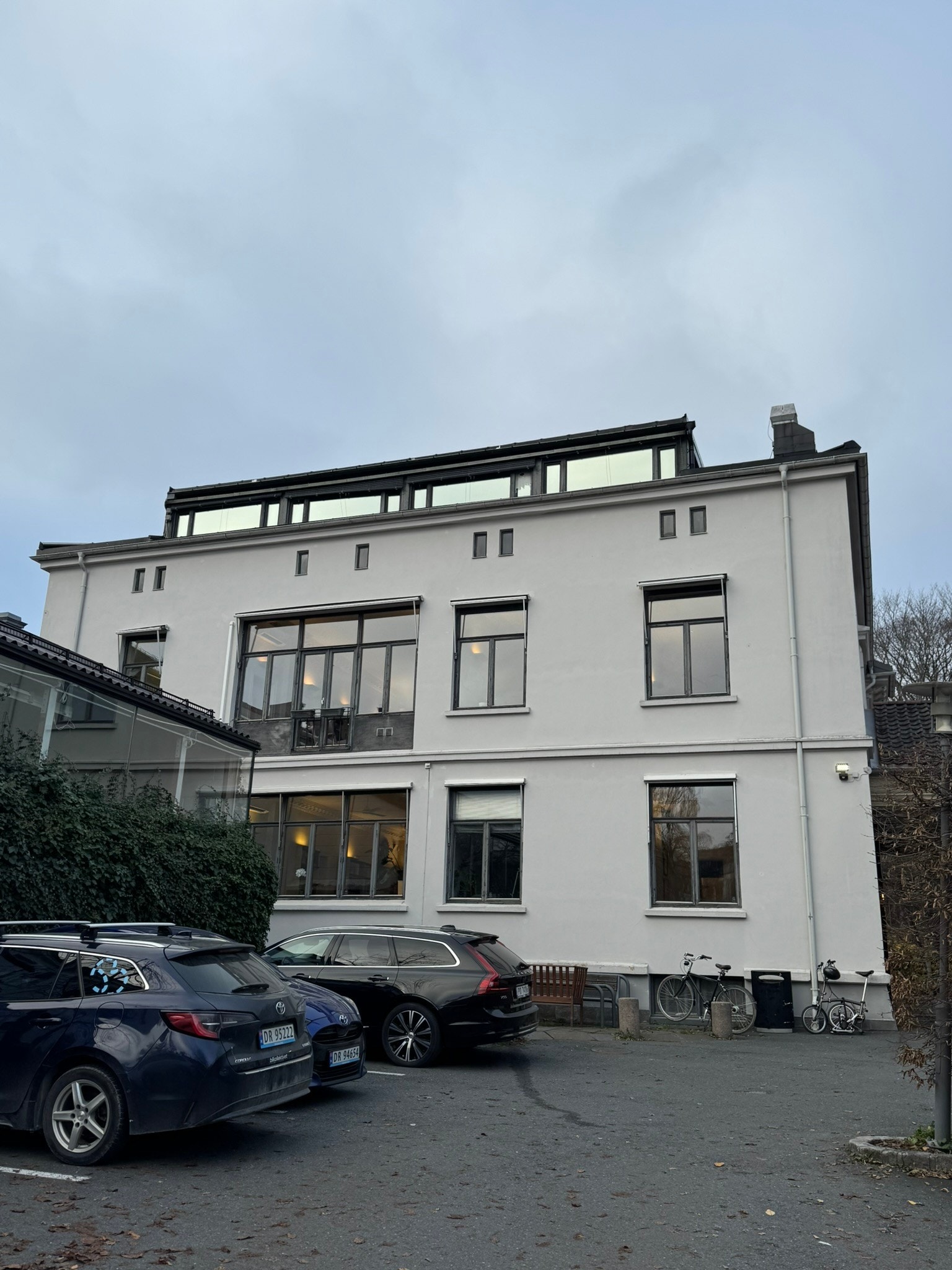 Bakågård med faste parkeringsplasser og selskapslokale man kan leie. Galleribilde