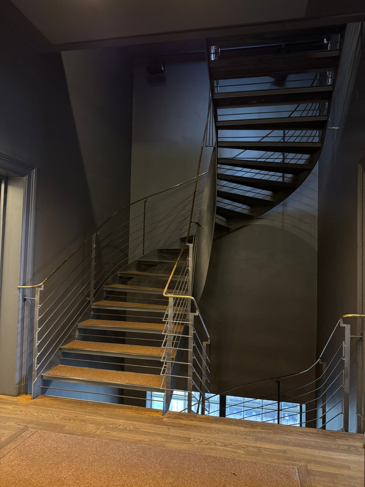 Klassisk bygg med sjarmerende detaljer. Trapp til etasjene. Galleribilde