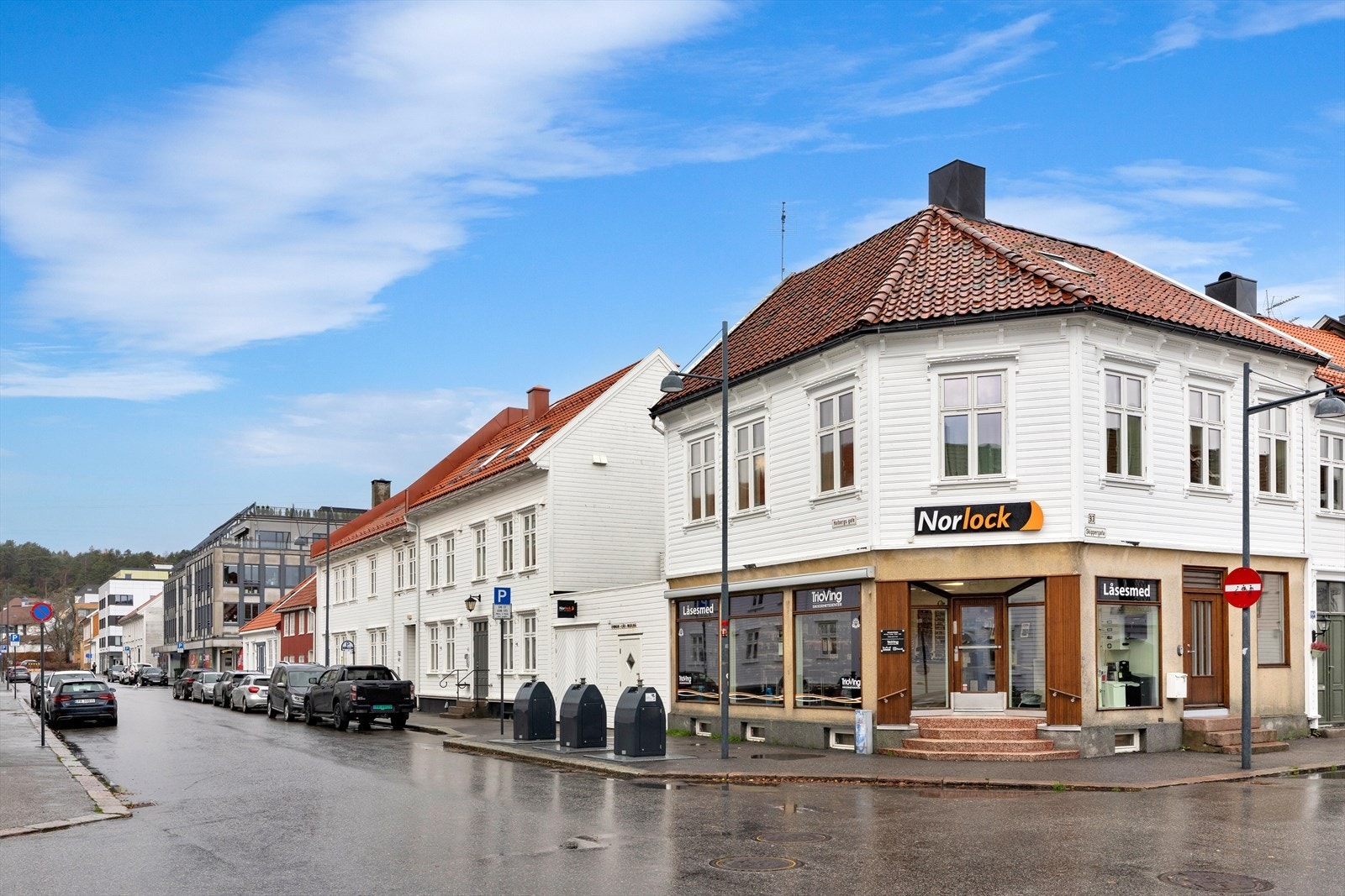 Klassisk hjørnebygård med kombinert formål Galleribilde