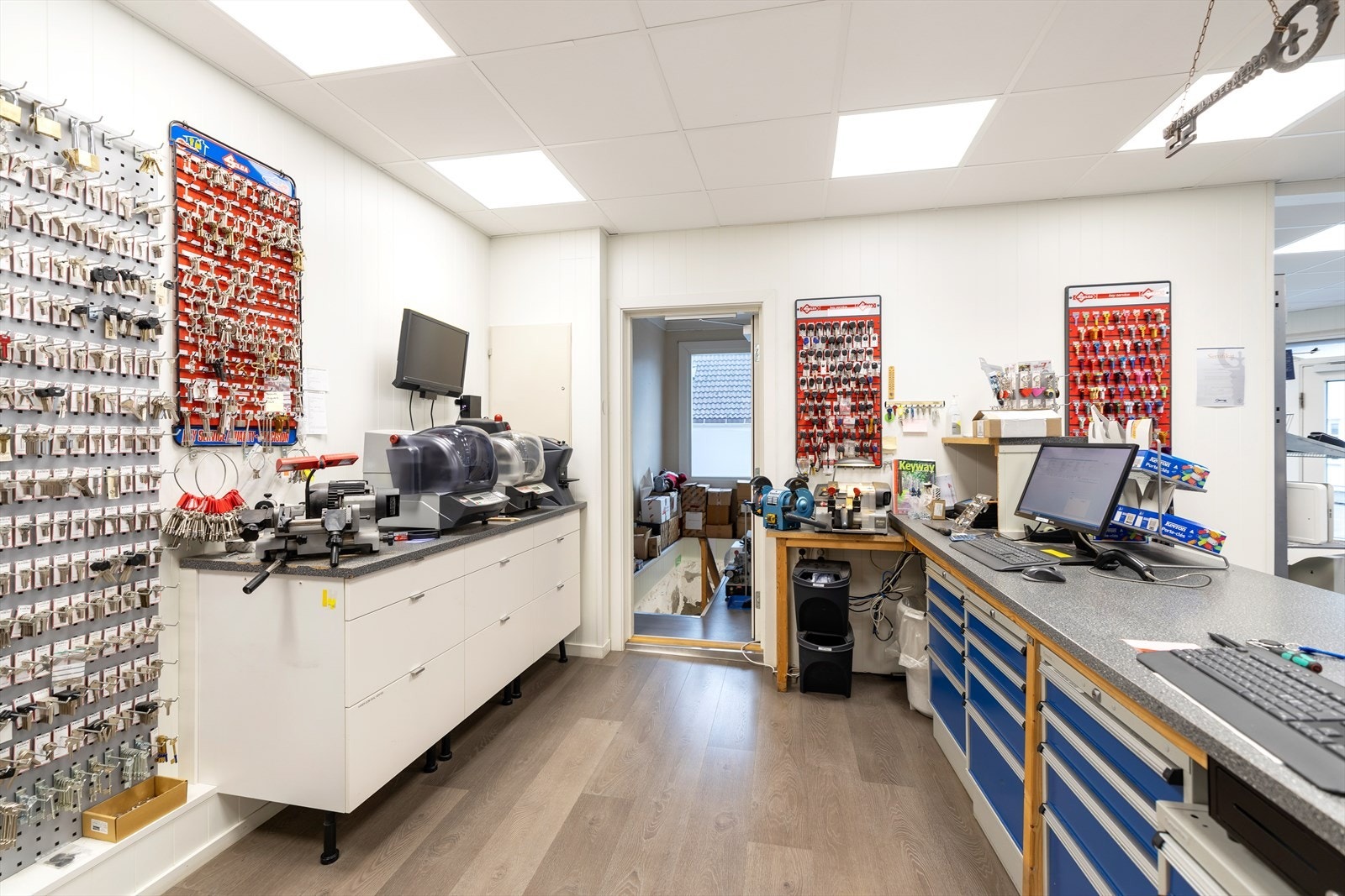 Arbeidsbenk og trapp ned til kjeller Galleribilde